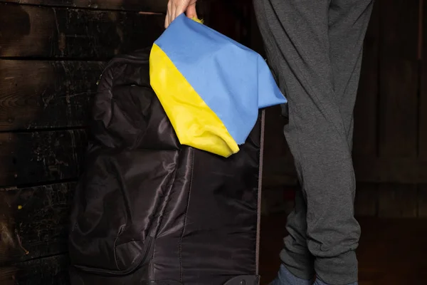 Ukraińska Kobieta Walizką Flagą Ukrainy Opuszcza Dom Powodu Wojny Ukraińskich — Zdjęcie stockowe