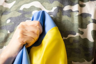 Ukraynalı kadın Ukrayna bayrağını askeri kamuflaj üniforması içinde, Ukrayna 'nın gücü, 2022 savaşını durdurun.