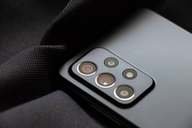 Ukrayna Dnepr 08.04.2022 - Telefondaki yeni Samsung A52 akıllı telefon ve kamera, lenslerin makro fotoğrafı