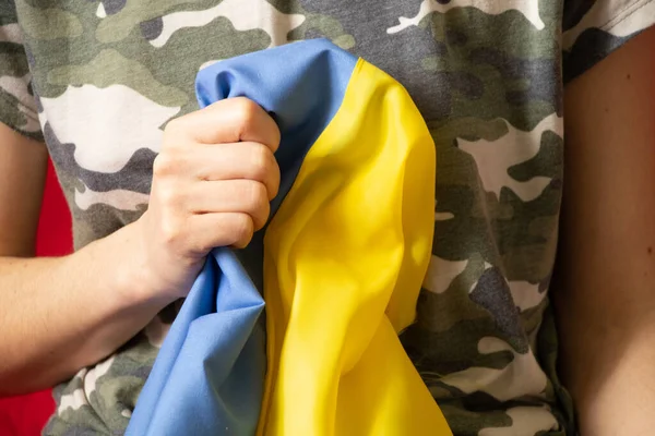 Oekraïense Vrouw Die Vlag Van Oekraïne Draagt Een Militair Camouflageuniform — Stockfoto