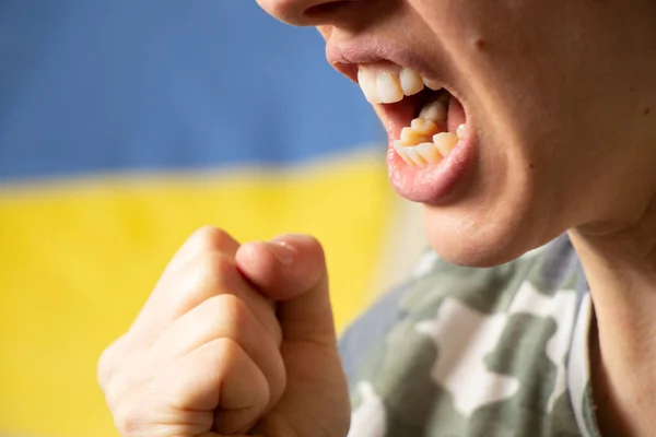 Ukraynalı Kadın Ukrayna Bayrağının Arka Planına Karşı Üzüntü Korku Içinde — Stok fotoğraf