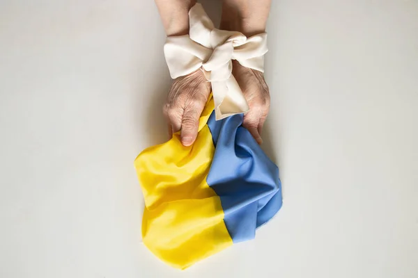 Handen Van Een Oekraïense Vrouw Vastgebonden Met Een Wit Touw — Stockfoto
