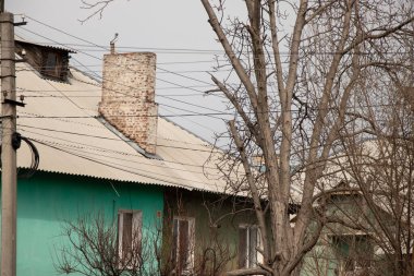 Ukrayna Dinyeper yerleşim bölgesi. Baharda Ukrayna 2022 'deki savaş sırasında iki katlı evler.