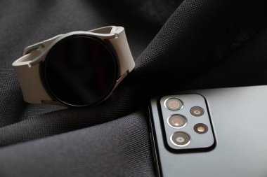 Ukrayna Dnepr 10.04.2022 Samsung A52 akıllı telefon ve akıllı saat Samsung Galaxy Galaxy Galaxy Saat 4, yeni cihazlar, makro fotoğraf makinesi, telefondaki kamera