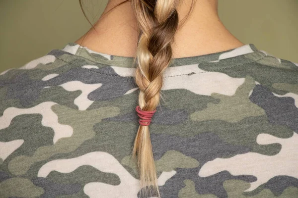 Menina Ucraniana Jovem Uniforme Camuflagem Militar Verde Com Uma Foice — Fotografia de Stock