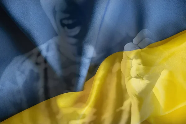 Украинка Кричит Зла Ненависти Русским Убийцам Фоне Желто Синего Флага — стоковое фото