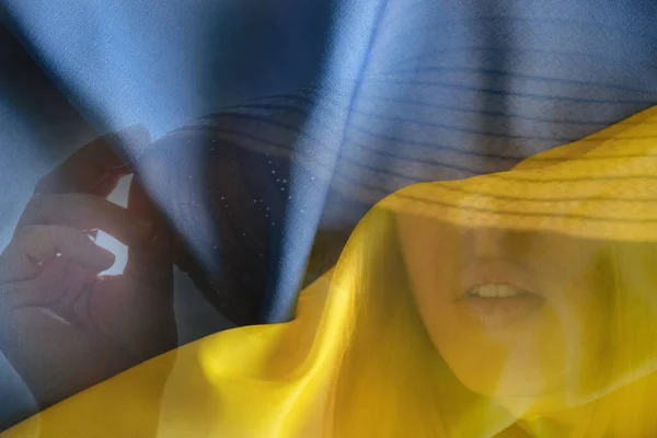 Дівчина Капелюсі Тлі Національного Прапора України Жовто Синім Кольором Зупиняє — стокове фото