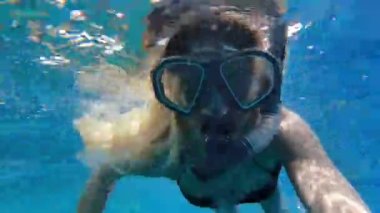 Ukraynalı tatile çıkmış bir kız Sharm El Sheikh 'de maskeyle su altında yüzüyor, Mısır' da kızıl denizde yüzüyor, tatilde bir turist.