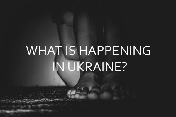 Köşedeki Evin Bodrumunda Bir Kızın Bacakları Karanlık Ukrayna Olanlar Hakkında — Stok fotoğraf