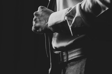 Siyah beyaz fotoğraflı, smokinli, takım elbiseli bir adam.