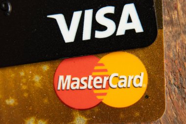 Ukrayna Dnepr 14.04.2022 - İzole bir arkaplanda MasterCard ve Visa plastik kartı. Rusya 'ya karşı mali yaptırımlar. Rusya 'da kriz ve yaptırımlar 2022