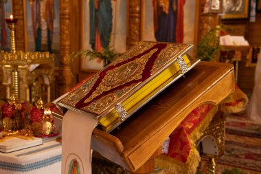 Ukrayna 'da bir kilisede İncil ve altın haç, dua ve inanç, din ve tapınak.