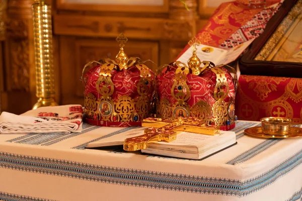 Ukrayna 'da bir kilisede İncil ve altın haç, dua ve inanç, din ve tapınak.