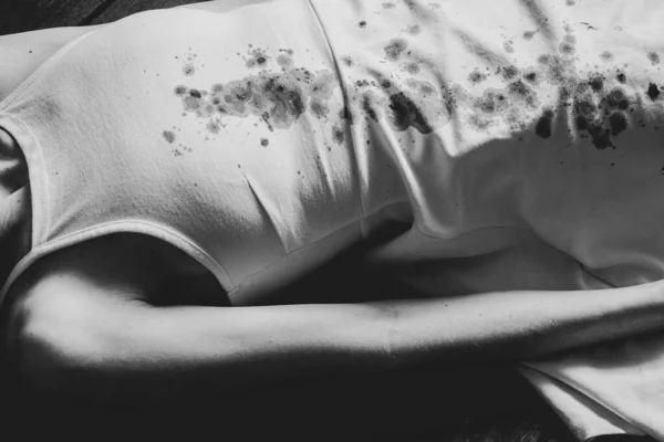 Полу Дома Лежит Убитая Истязаемая Украинка Белом Платье Пятнах Крови — стоковое фото