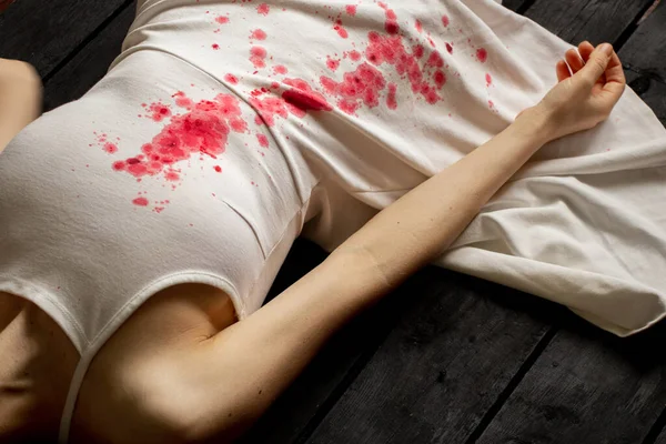 Una Mujer Ucraniana Asesinada Torturada Con Vestido Blanco Manchas Sangre — Foto de Stock