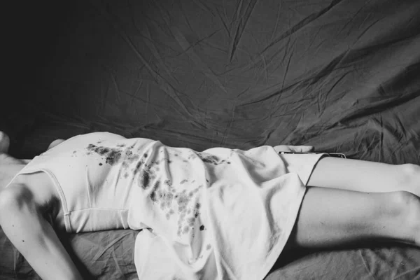 Вбита Піддана Тортурам Українська Жінка Білій Сукні Кров Яні Плями — стокове фото