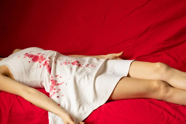 Una Mujer Ucraniana Asesinada Torturada Con Vestido Blanco Manchas Sangre — Foto de Stock