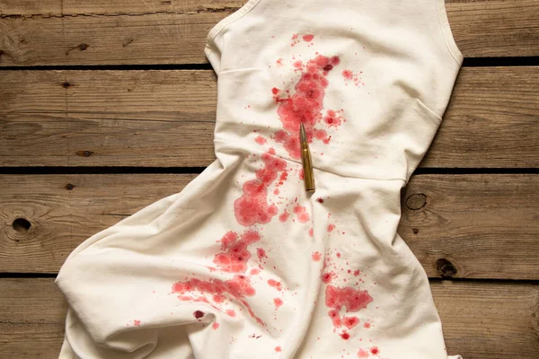 Vestido Mujer Blanca Con Gotas Sangre Una Bala Una Escena — Foto de Stock