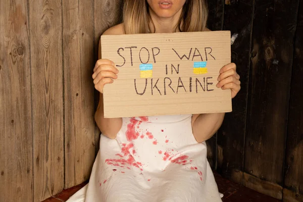 Uma Menina Ucraniana Vestido Branco Com Manchas Sangue Seu Vestido — Fotografia de Stock