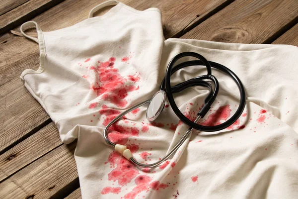 Vestido Blanco Sangre Estetoscopio Tratamiento Medicina Manchas Sangre Las Escamas — Foto de Stock