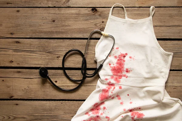 Vestido Blanco Sangre Estetoscopio Tratamiento Medicina Manchas Sangre Las Escamas — Foto de Stock