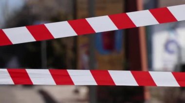Rüzgarda savrulan koruyucu bürokrasi, Ukrayna 'nın Dnepr şehrinde, savaş günlerinde dikkatli yürümek yasaktır.
