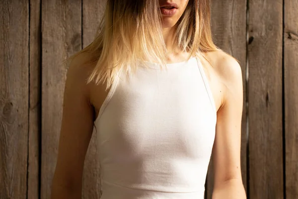 Młoda Dziewczyna Białej Sukience Drewnianym Tle Zbliżenie Piękno Moda — Zdjęcie stockowe