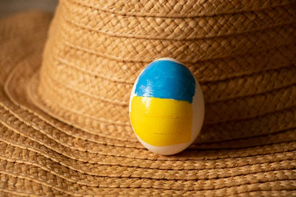 Ovo Galinha Branca Com Uma Bandeira Pintada Ucrânia Encontra Chapéu — Fotografia de Stock