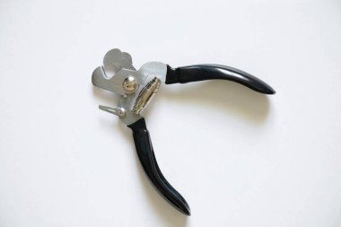 Beyaz arka plandaki hayvanların pençelerini budamak için makas, güzellik ve hayvanlara bakım