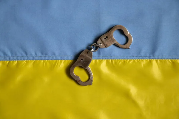 Наручники Лежать Жовто Синьому Прапорі України Правосуддя Україні Законі 2022 — стокове фото
