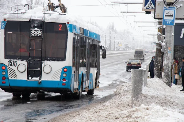 Ukrayna Dnepr 19.01.2022 - Yeni şehir tramvayı kışın karlı yollarda, şehir elektrik taşımacılığı