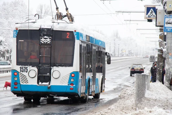 Ukrayna Dnepr 19.01.2022 - Yeni şehir tramvayı kışın karlı yollarda, şehir elektrik taşımacılığı