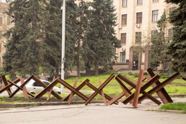 Rusya ile savaş sırasında Ukrayna 'daki Dnepr şehrinin sokaklarında bulunan tank karşıtı kirpiler, yerli şehri 2022 Rus tanklarından koruyorlar.