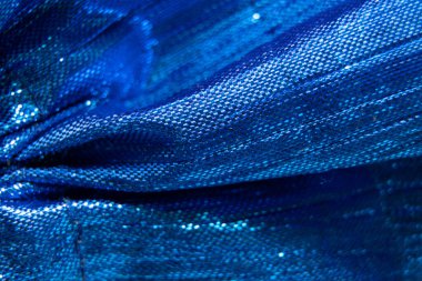 Arka plan makro fotoğrafı olarak parlak mavi kumaş, şenlikli ambalaj