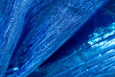 Arka plan makro fotoğrafı olarak parlak mavi kumaş, şenlikli ambalaj