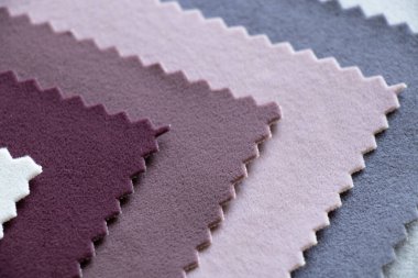 Mobilya döşemeleri için farklı renklerde kadife yumuşak kumaş paleti. Arka plan yakın plan için moda kumaşı.