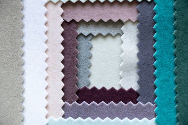 Mobilya döşemeleri için farklı renklerde kadife yumuşak kumaş paleti. Arka plan yakın plan için moda kumaşı.