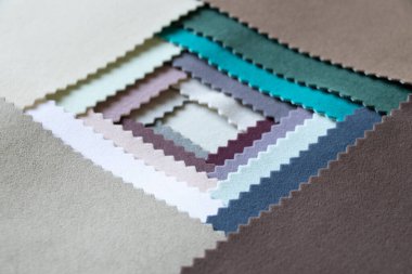 Mobilya döşemeleri için farklı renklerde kadife yumuşak kumaş paleti. Arka plan yakın plan için moda kumaşı.