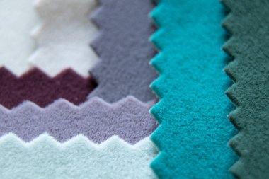 Mobilya döşemeleri için farklı renklerde kadife yumuşak kumaş paleti. Arka plan yakın plan için moda kumaşı.