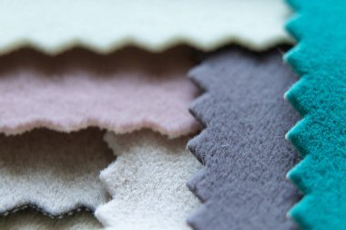 Mobilya döşemeleri için farklı renklerde kadife yumuşak kumaş paleti. Arka plan yakın plan için moda kumaşı.