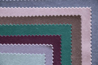 Mobilya döşemeleri için farklı renklerde kadife yumuşak kumaş paleti. Arka plan yakın plan için moda kumaşı.