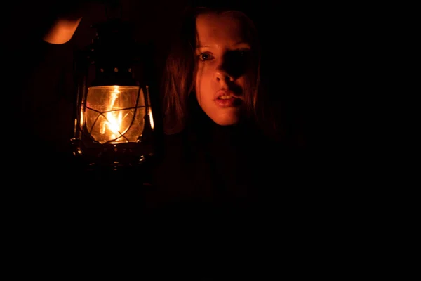 Młoda Ukraińska Dziewczyna Lampą Naftową Ciemności Siedzi Domu Bez Światła — Zdjęcie stockowe