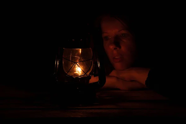 Junge Ukrainerin Sitzt Mit Petroleumlampe Dunkeln Ohne Licht Hause — Stockfoto