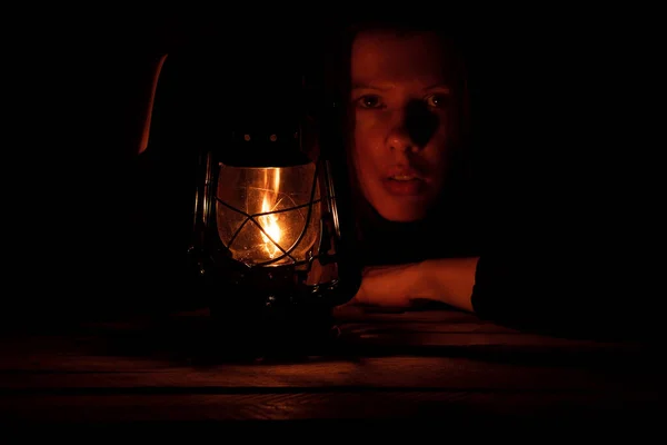 Fiatal Ukrán Lány Egy Kerozin Lámpa Sötétben Otthon Fény Nélkül — Stock Fotó