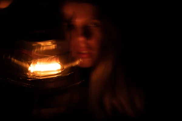 Una Joven Ucraniana Con Una Lámpara Queroseno Oscuridad Sienta Casa — Foto de Stock