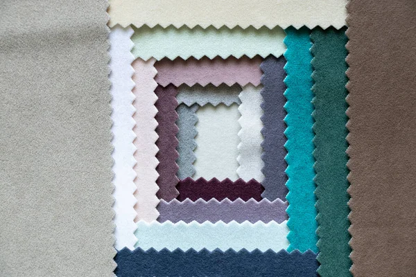 Mobilya döşemeleri için farklı renklerde kadife yumuşak kumaş paleti. Arka plan yakın plan için moda kumaşı.