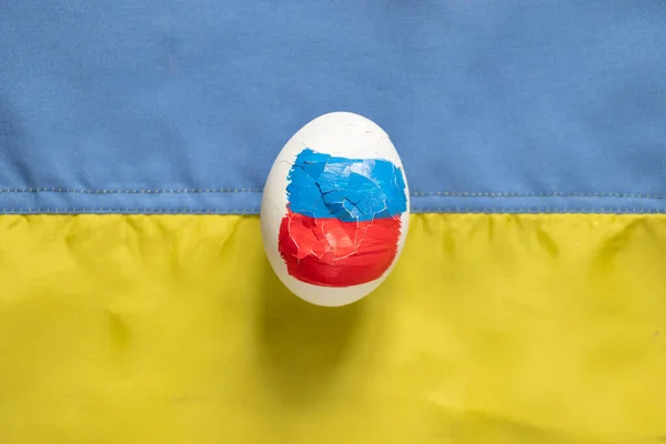 Een Gebroken Met Vlag Van Rusland Ligt Vlag Van Oekraïne — Stockfoto