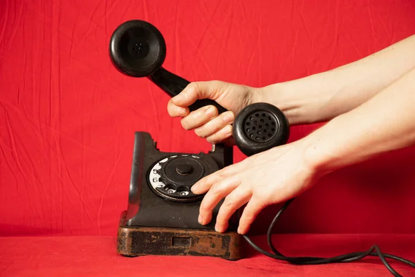 Velho telefone retro preto e mulheres mão closeup, chamada no telefone — Fotografia de Stock