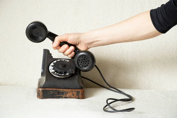 Vecchio telefono retrò nero e le donne mano primo piano, chiamata al telefono — Foto Stock