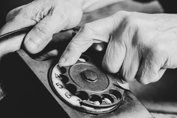 Vecchio telefono retrò nero e le donne mano primo piano, chiamata al telefono — Foto Stock